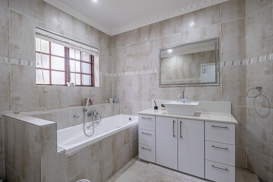 5 Bedroom Property for Sale in Summerstrand Eastern Cape